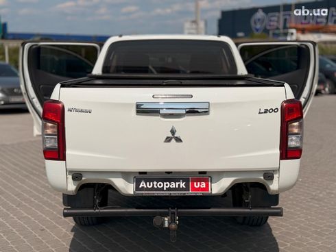 Mitsubishi l 200 2019 белый - фото 17
