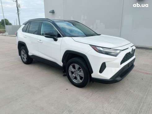 Toyota RAV4 2022 белый - фото 2