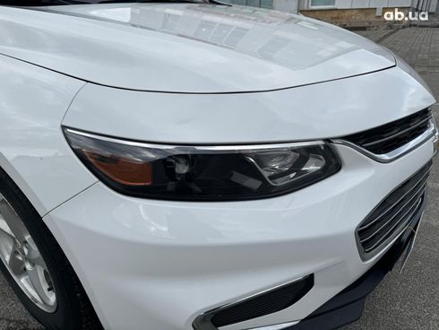 Chevrolet Malibu 2018 белый - фото 11