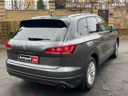 Volkswagen Touareg 2019 серый - фото 33