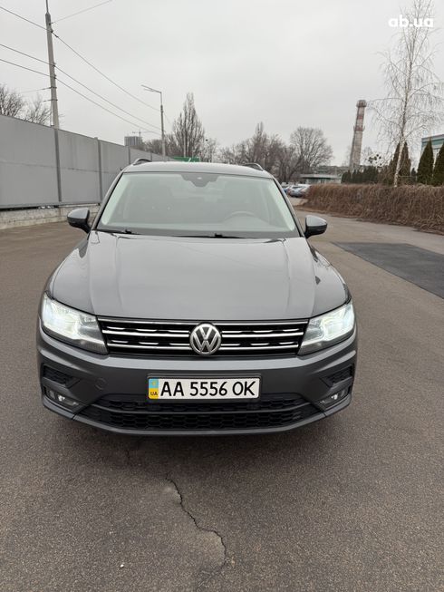 Volkswagen Tiguan 2018 серый - фото 6