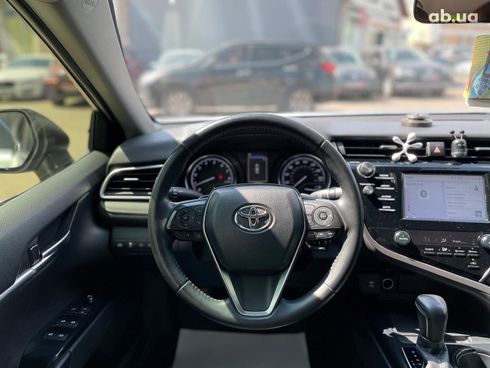 Toyota Camry 2017 серый - фото 26