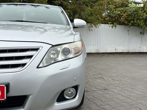 Toyota Camry 2010 серый - фото 3