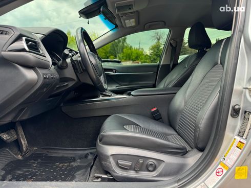 Toyota Camry 2018 серый - фото 21