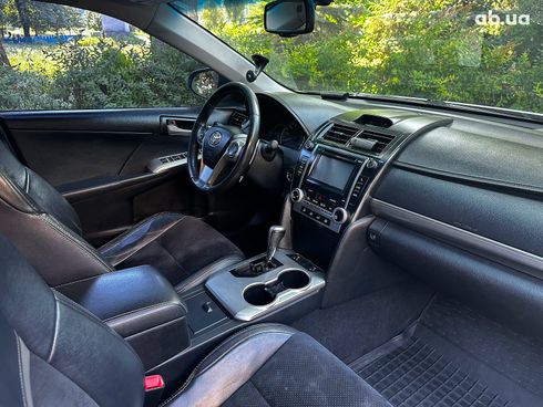 Toyota Camry 2012 серый - фото 24