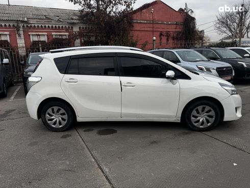 Toyota Avensis Verso 2014 белый - фото 7