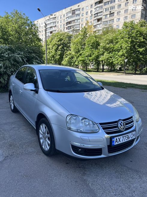 Volkswagen Jetta 2010 серый - фото 2