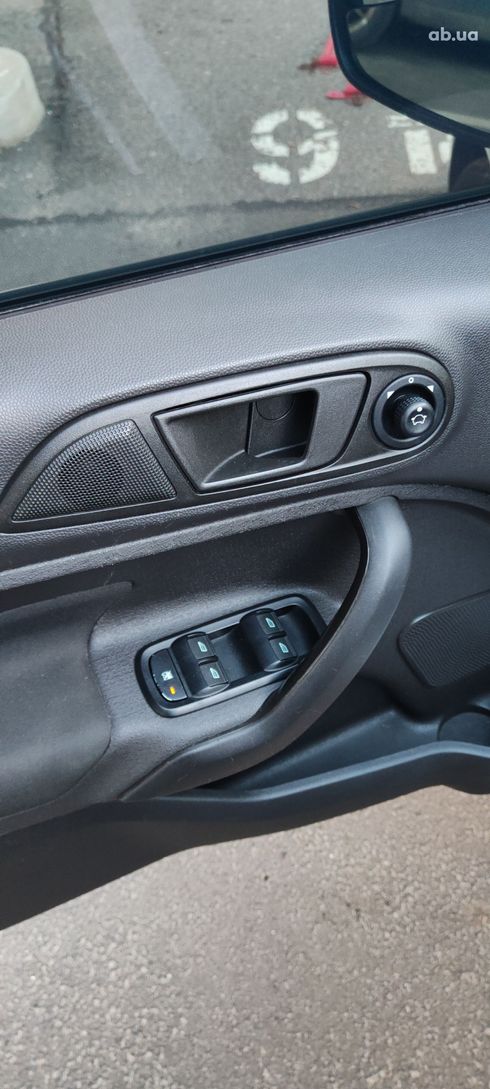 Ford Fiesta 2018 серый - фото 14