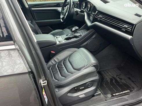 Volkswagen Touareg 2019 серый - фото 45