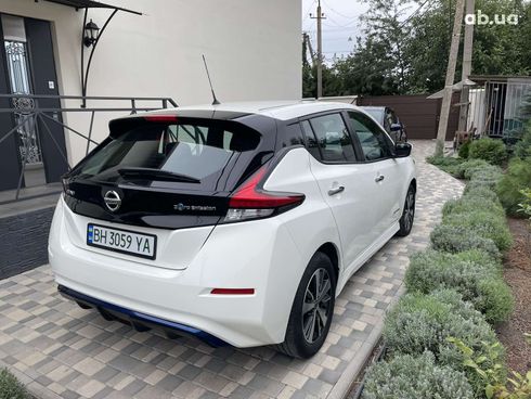 Nissan Leaf 2018 белый - фото 4