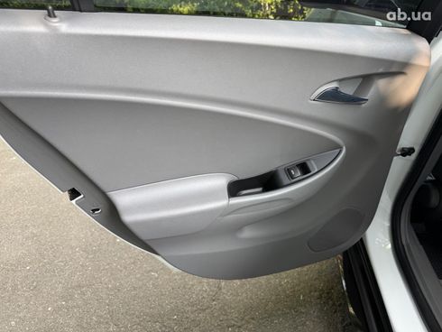 Chevrolet Volt 2017 белый - фото 17