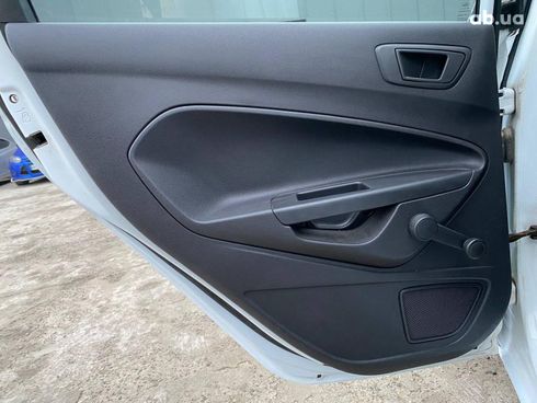 Ford Fiesta 2013 белый - фото 16