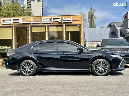 Toyota Camry 2021 - фото 2