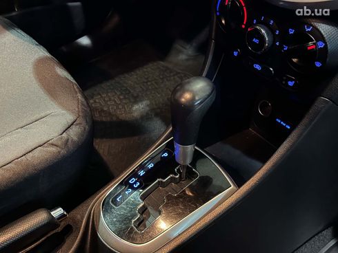 Hyundai Accent 2011 белый - фото 18