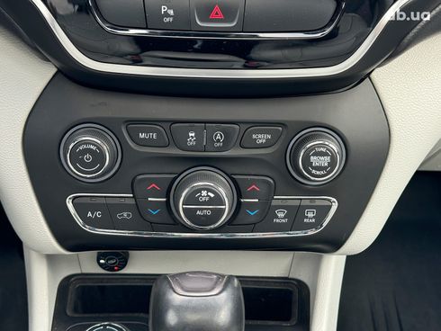 Jeep Cherokee 2018 серый - фото 33