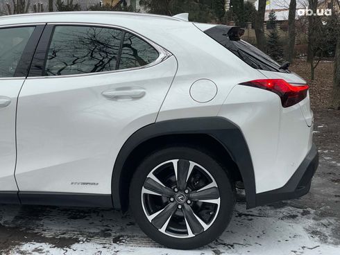 Lexus UX 2018 белый - фото 13