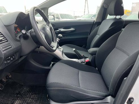 Toyota Auris 2010 белый - фото 24