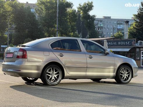 Skoda Octavia 2011 бежевый - фото 9