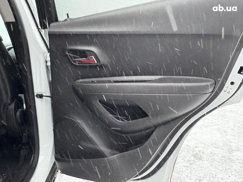 Chevrolet Trax 2016 белый - фото 35