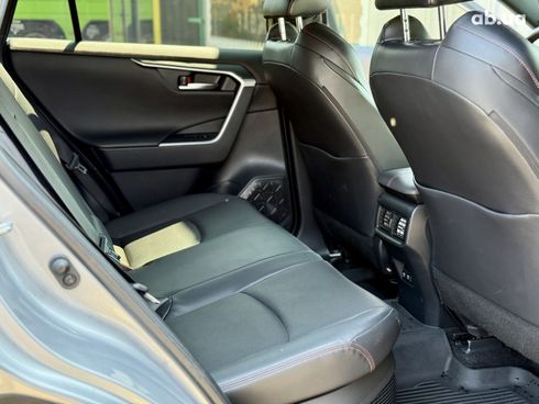Toyota RAV4 2021 серый - фото 20