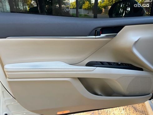 Toyota Camry 2022 белый - фото 27