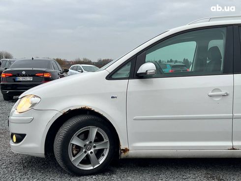 Volkswagen Touran 2009 белый - фото 3