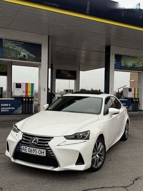 Lexus IS 2018 - фото 18