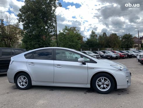 Toyota Prius 2010 серый - фото 11