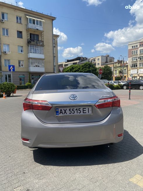 Toyota Corolla 2018 серебристый - фото 2