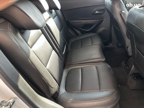 Chevrolet Trax 2017 белый - фото 14