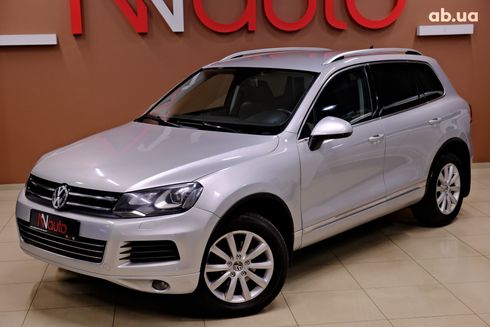 Volkswagen Touareg 2013 серебристый - фото 2