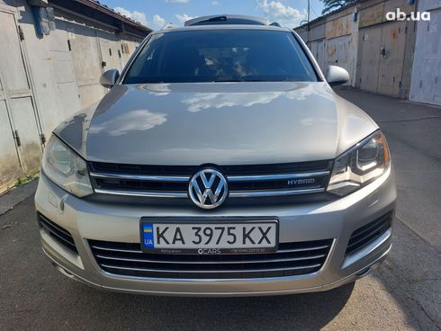 Volkswagen Touareg 2011 серебристый - фото 7
