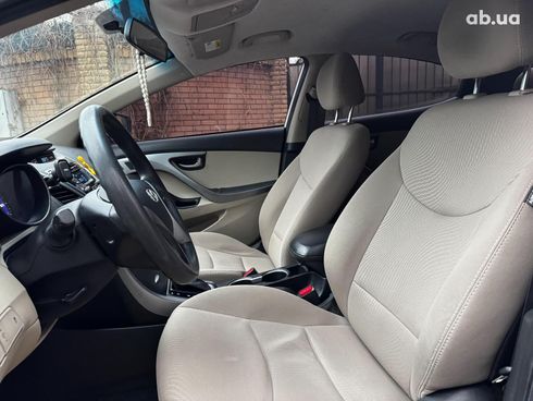 Hyundai Elantra 2015 белый - фото 21