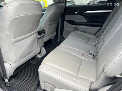 Toyota Highlander 2019 серый - фото 18