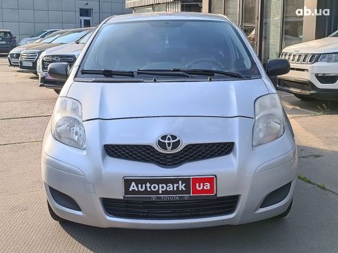 Toyota Yaris 2009 серый - фото 2