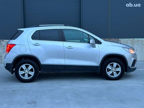 Chevrolet Trax 2016 серый - фото 13