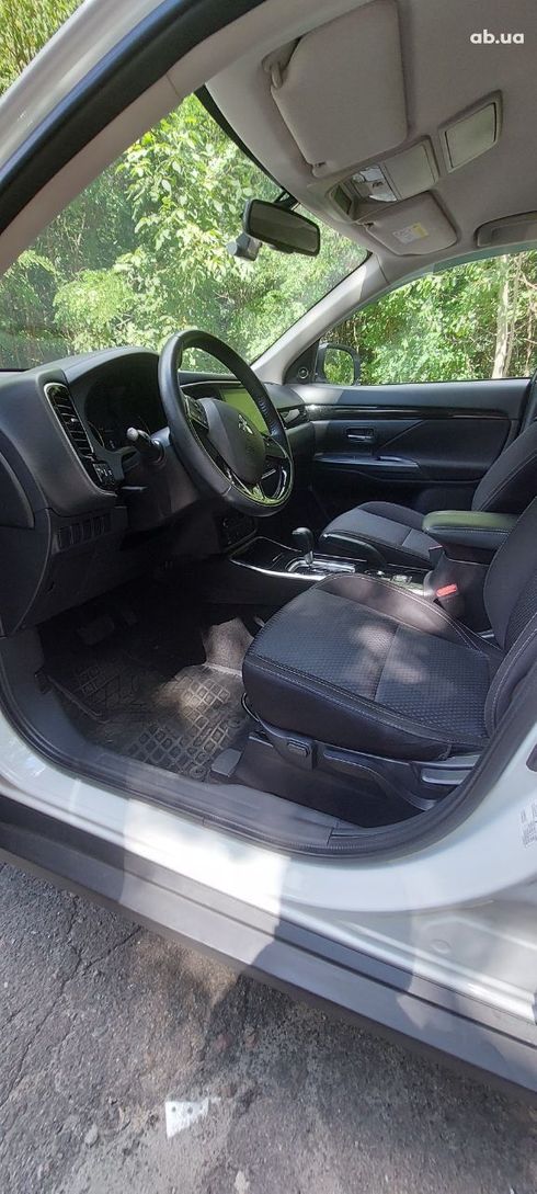 Mitsubishi Outlander 2020 белый - фото 12