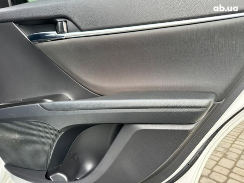 Toyota Camry 2021 белый - фото 24