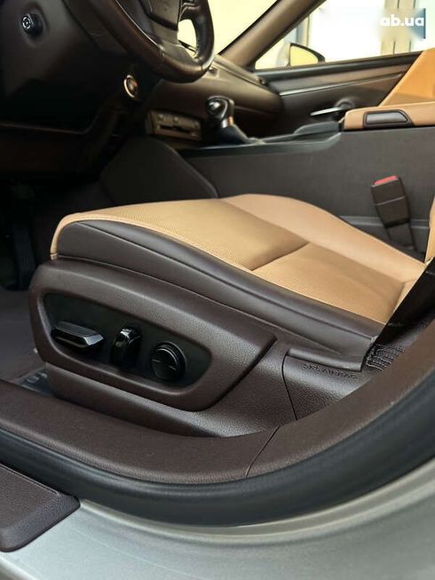 Lexus ES 2021 - фото 24