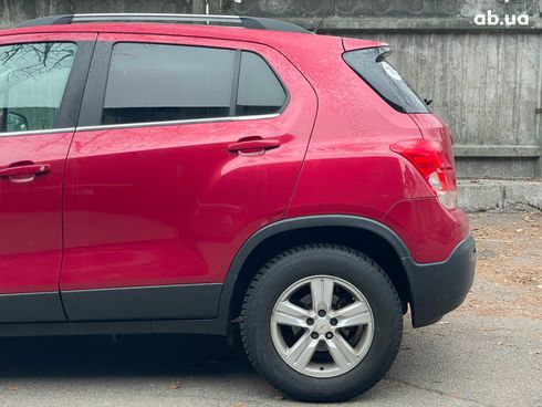 Chevrolet Tracker 2015 красный - фото 10