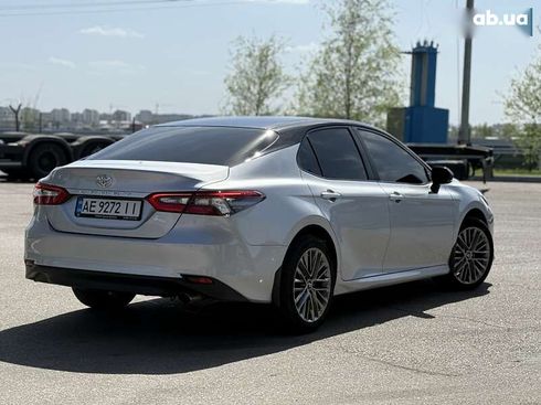 Toyota Camry 2022 - фото 8