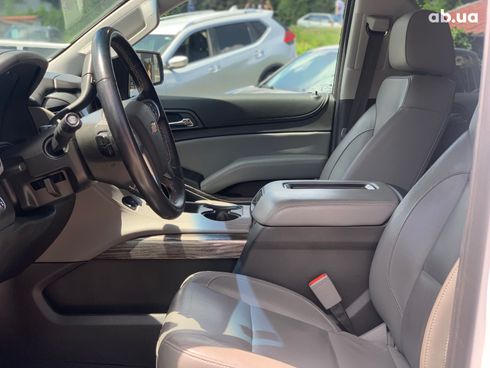 Chevrolet Suburban 2019 белый - фото 17