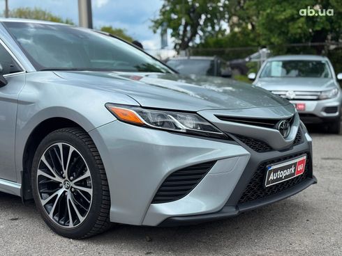 Toyota Camry 2018 серый - фото 6