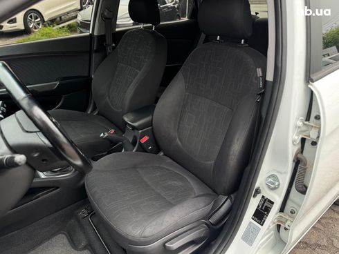 Kia Rio 2013 белый - фото 24