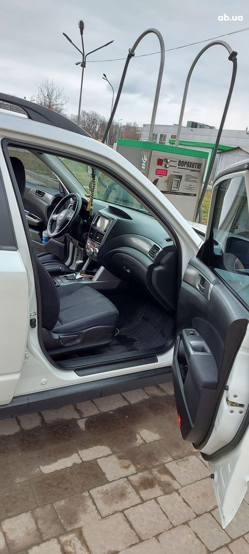 Subaru Forester 2011 белый - фото 5
