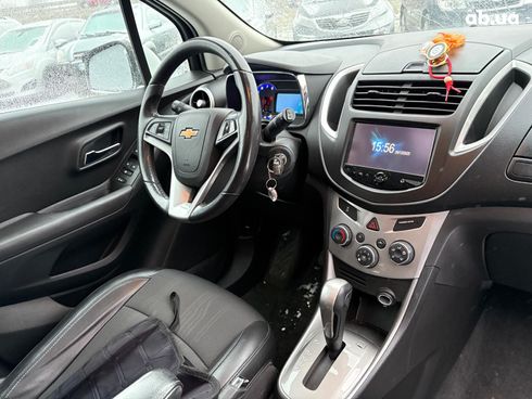 Chevrolet Trax 2016 белый - фото 30