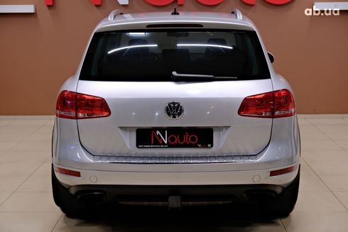 Volkswagen Touareg 2013 серебристый - фото 6