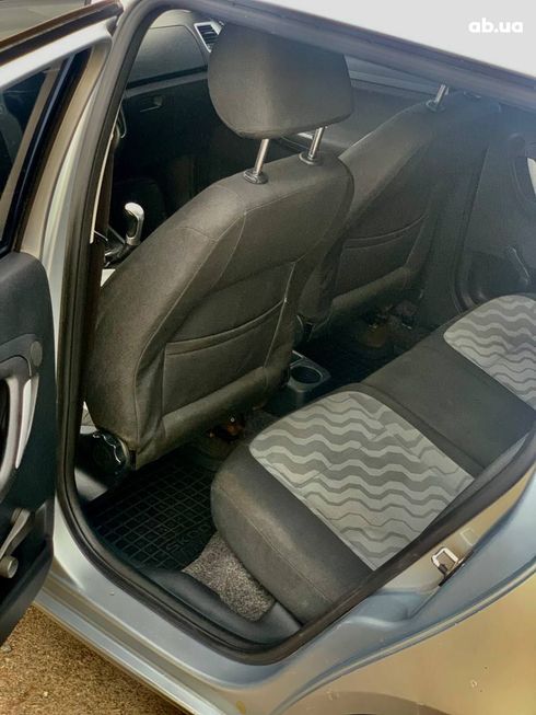 Skoda Fabia 2009 серебристый - фото 9