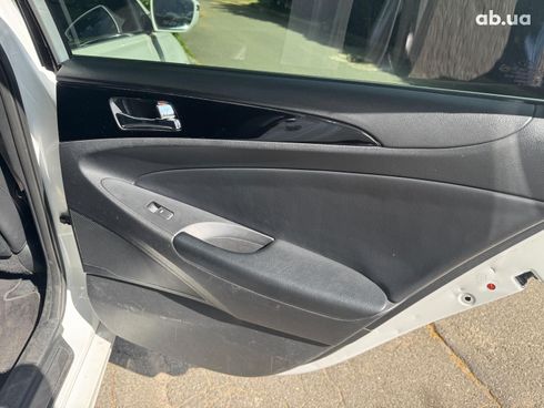 Hyundai Sonata 2011 белый - фото 17