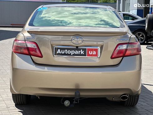 Toyota Camry 2007 бежевый - фото 8